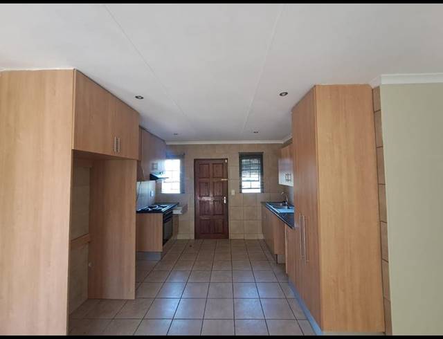 3 BEDROOM HOUSE FOR SALE IN THATCHFIELD